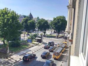 vista su una strada della città con auto e autobus di Historical Centre Apartments a Lviv