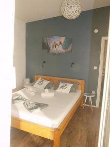 Un pat sau paturi într-o cameră la Villa Belitzein with swimming pool