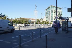 uma rua com uma carrinha estacionada na berma da estrada em Stay house to Poitiers em Poitiers
