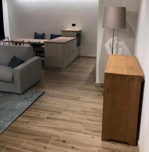 uma sala de estar com um sofá e uma mesa em Alloggio Casa Talvena XL em Longarone