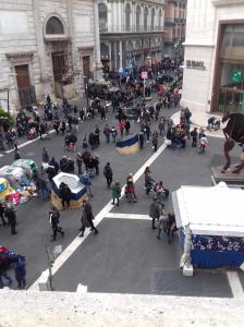 una folla di persone che camminano in una città di Toledo Street B&b a Napoli