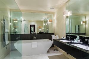 a large bathroom with a tub and two sinks at Mullingar Park Hotel in Mullingar