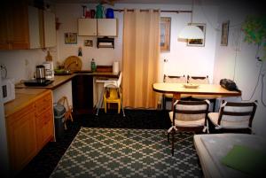 eine Küche mit einem Tisch und Stühlen im Zimmer in der Unterkunft Apartment Heidi in Oberasbach