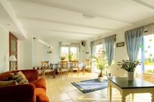 a living room with a couch and a table at Apartament Villa Baltic - Chalupy in Chałupy