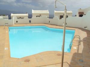 a large blue swimming pool in front of a building at El retiro azul in Gáldar