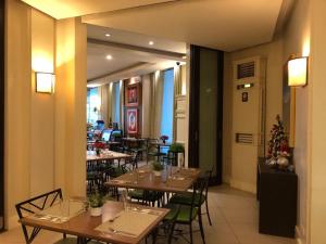 Um restaurante ou outro lugar para comer em Hotel Lorenza