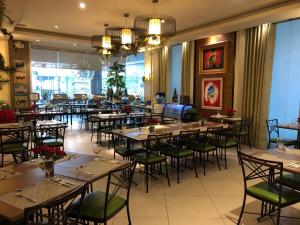Restoran või mõni muu söögikoht majutusasutuses Hotel Lorenza +20 fotot