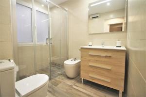 a bathroom with a toilet and a sink and a shower at FH ALTEA CENTRO PLAYA in Altea +7 photos
