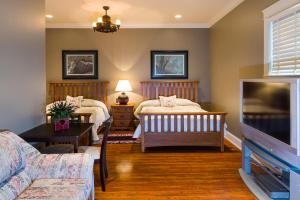 Kootenay Wild Guest Suites tesisinde bir odada yatak veya yataklar