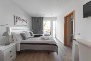 a bedroom with a large bed and a window at Solar de Mos in Lagos