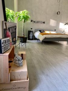 een kamer met een bed en een aantal dozen erin bij AJ Lux Apartments in Catania