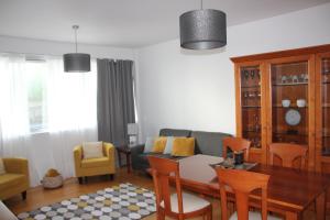sala de estar con sofá, mesa y sillas en Casa da Juka, en Ponta Delgada