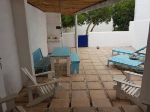 - une terrasse avec 2 chaises, une table et des chaises dans l'établissement Mosselbank Beach Retreat 2, à Paternoster