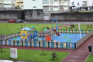 un parque infantil con un parque acuático con tobogán en Casa da Juka, en Ponta Delgada