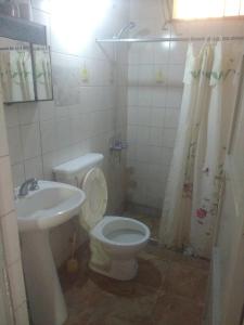 Casa el Naranjo في سان رافاييل: حمام مع مرحاض ومغسلة