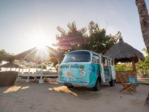 una furgoneta azul estacionada frente a una playa en SOL by Meliá Benoa Bali All inclusive, en Nusa Dua