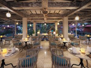 restauracja ze stołami i krzesłami w pokoju w obiekcie SOL by Meliá Benoa Bali All inclusive w mieście Nusa Dua