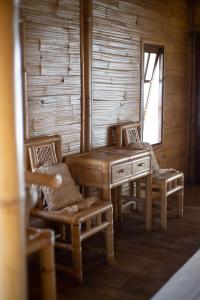 Ein Sitzbereich in der Unterkunft Bamboo Bungalows