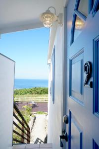 石垣島にあるVacances a la mer Ishigakiの海の見える家の開放的なドア