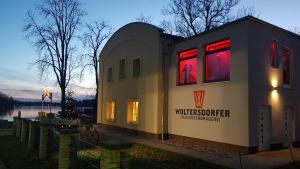 una casita con luces rojas en el costado. en Ferienwohnungen auf der Schleusenhalbinsel, en Woltersdorf