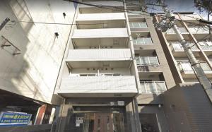 een appartementencomplex met balkons aan de zijkant bij Eight Residence Osaka in Osaka