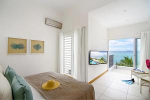 Un pat sau paturi într-o cameră la Myra Seafront Suites and Penthouses by LOV