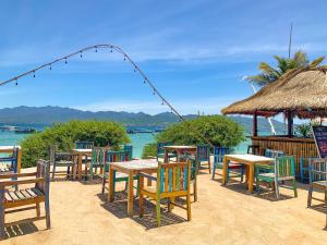 Restoran atau tempat lain untuk makan di Tír na nÓg Beachfront Resort