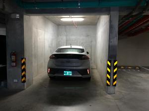 a car is parked in a parking garage at El mejor apartamento en excelente ubicación. in San José