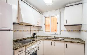 Cuisine ou kitchenette dans l'établissement Beautiful Apartment In Blanes With House A Panoramic View