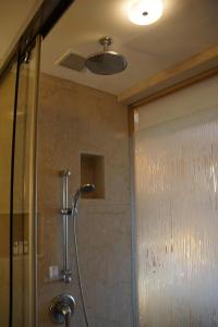 y baño con ducha y cortina de ducha. en Jaypee Vasant Continental en Nueva Delhi