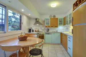 A kitchen or kitchenette at Villa Loutraki Sunset