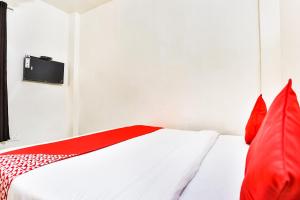 Een bed of bedden in een kamer bij OYO 69507 Royal King Inn
