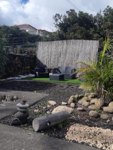 a garden with a bench and sidx sidx sidx sidx sidx sidx at Apartamento Montebreña in Breña Baja