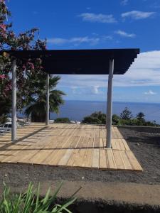 a bench sitting on top of a wooden boardwalk at Apartamento Montebreña in Breña Baja