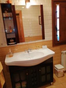 Koupelna v ubytování APARTAMENTOS RURALES EL PRIVILEGIO + 37 fotografií