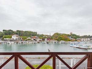 vistas a un puerto deportivo con barcos en el agua en Tabist Villa Daio Resort Ise-Shima, en Shima