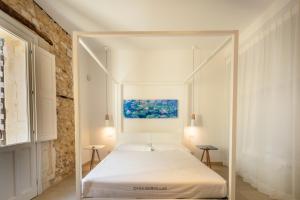a bedroom with a bed with a glass frame at Archimede apartments in Siracusa