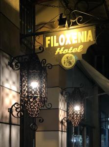 ein Hotelschild und zwei Lichter an einem Gebäude in der Unterkunft Filoxenia Hotel in Chios