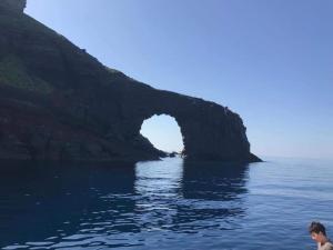 une personne à bord d'un bateau dans une masse d'eau dans l'établissement Lipari Centro Storico Flat 5 mins from Port, à Lipari