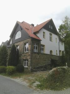 ein großes weißes Haus mit rotem Dach in der Unterkunft Heine Apartment-Friedegerns Fewo in Schierke