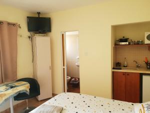 Habitación con cama y cocina con fregadero en Naama rooms for rent en Neve Zohar