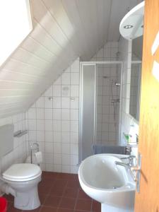 Bathroom sa Ferienwohnung Tammen, 75056