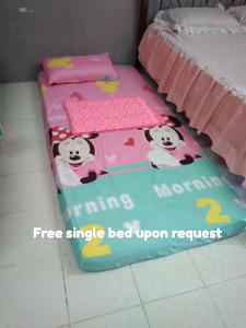uma cama Hello Kitty com um Hello Kitty Bear nela em Bonda Guesthouse II em Paka