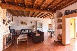 ein Wohnzimmer mit Couch und Kamin in der Unterkunft Casa Capricho by Eivillas in Sant Jordi