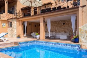 ein Swimmingpool vor einem Haus in der Unterkunft Casa Capricho by Eivillas in Sant Jordi