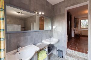 ein Badezimmer mit Waschbecken und Spiegel in der Unterkunft Casa Capricho by Eivillas in Sant Jordi + 32 Fotos