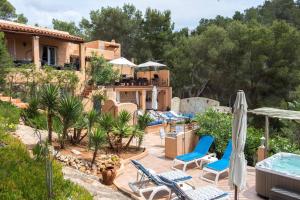 eine Villa mit Swimmingpool und ein Haus in der Unterkunft Casa Capricho by Eivillas in Sant Jordi