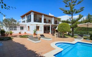 una villa con piscina e una casa di Villa Wicker a Sant Jordi