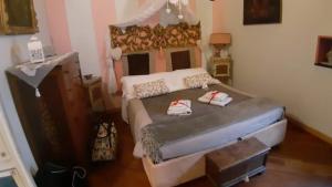 Un dormitorio con una cama con dos zapatos. en B&B Piccolo Paradiso, en Finale Ligure