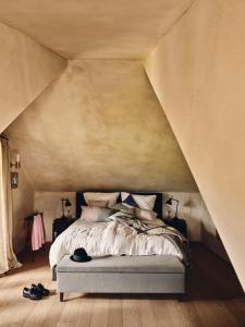 ein Schlafzimmer mit einem großen Bett im Dachgeschoss in der Unterkunft Krenn in Pürgg